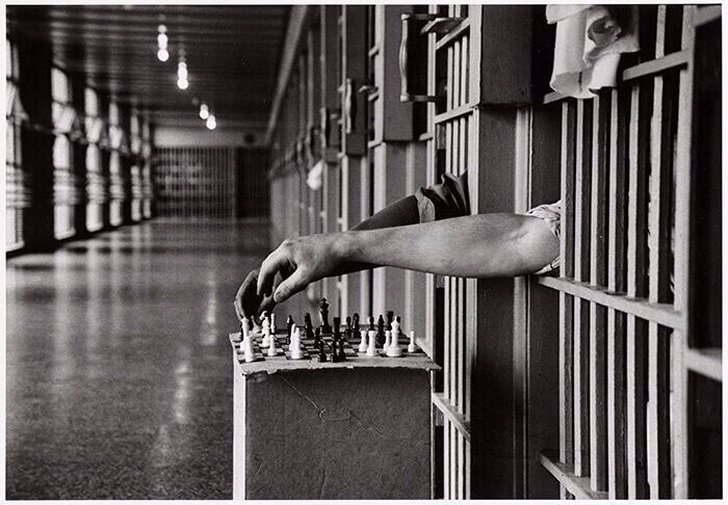 inmates-playing-chess